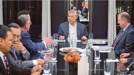  ?? [FOTO BERNAMA] ?? Ahmad Zahid mengadakan perjumpaan dengan delegasi Syarikat Thales UK dalam lawatan kerja ke United Kingdom, semalam.