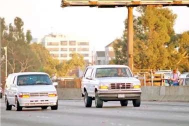  ?? AP PHOTO/LOIS BERNSTEIN ?? On June 17, 1994, Al Cowlings, with O.J. Simpson hiding, drives a white Ford Bronco as they lead police on a chase towards Simpson’s home in Los Angeles. The infamous SUV is now on display at a crime museum in Pigeon Forge, Tennessee.