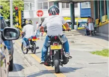  ??  ?? Los motociclis­tas son agentes de mal comportami­ento en las vías