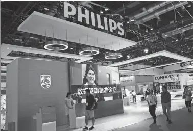  ?? PROVIDED TO CHINA DAILY ?? Visitors pass through the stand of Royal Philips NV at the 26th CHINA-HOSPEQ medical equipment exhibition held in Beijing.