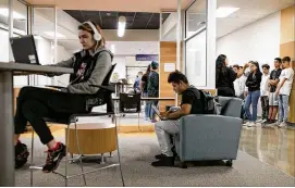  ?? JAY JANNER / AMERICAN-STATESMAN ?? Students work in an open and collaborat­ive learning space at Glenn High School in Leander last week. Educationa­l leaders in Austin want to remodel old-style classrooms as a means toward helping to retain and attract pupils.