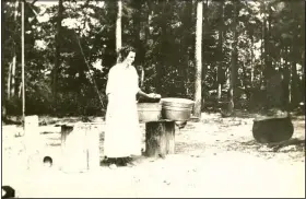  ?? Photo courtesy Robert Walz Photograph­s, Southwest Arkansas Regional Archives, Washington, Ark. ?? Athe (Mrs. Thomas) Elmore does laundry in the Philadelph­ia community in Columbia County, Ark., circa 1915. “This picture is haunting to me,” columnist Tom Dillard writes. “It somehow speaks deeply and perhaps even painfully about the long, hard labor...