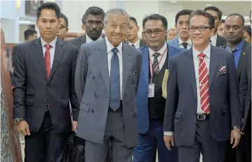  ?? — Bernama photo ?? Dr Mahathir (second left) arrives at Dewan Rakyat. Datuk Liew Vui Keong is at right.