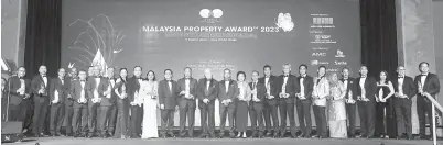  ?? ?? TAHNIAH: (Dari kiri) Tan Sri Dato’ Koo Yee Lai, Afida, Tong, Faridah, Cheng dan para pemenang lain berdiri di atas pentas selepas menerima anugerah.