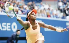  ?? AP ?? PILIT na ibinalik ni Sloane Stepehsn ang bola pabalik sa karibal na si Madison Keys sa isang tagpo ng kanilang duwelo sa championsh­ip match ng US Open. Nakamit ng 24-anyos na si Stephens ang unang Grand Slam title.