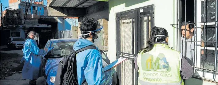  ??  ?? Puerta a puerta. El operativo de testeo arrancó ayer en Barracas, donde crecen los contagios. Buscan a quienes tengan síntomas o hayan tenido contacto con infectados.