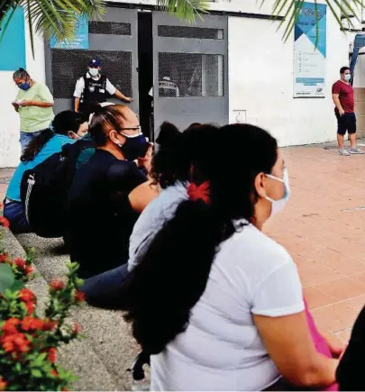  ?? JORGE GUZMÁN ?? kAyer en exteriores del hospital Bicentenar­io, decenas de pacientes llegaron para atenderse por sospecha de COVID-19.