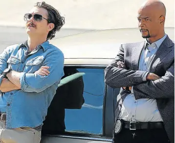 ??  ?? CRIME-BUSTERS: Hard as nuts detectives take a break during a hectic day in ‘Lethal Weapon’ . Catch it on M-Net at 8pm
