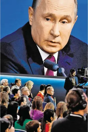  ?? BILD: SN/APA/AFP/ALEXANDER NEMENOV ?? Großer Putin, kleine Journalist­en.