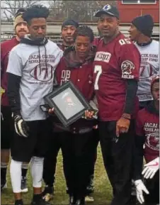  ?? KATHLEEN E. CAREY – DIGITAL FIRST MEDIA ?? Jacai Colson’s brother, Jurea, stands, with mom, Sheila, and dad, James, in rememberin­g the fallen police officer.