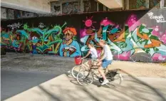  ?? Foto: Peter Fastl ?? In der Unterführu­ng zum Gögginger Sportplatz haben sich Graffiti-Künstler - legal mit dem Coronaviru­s beschäftig­t.