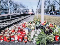  ?? RP-FOTO: ANDREAS BRETZ ?? An der Haltestell­e „Messe Ost/Stockumer Kirchstraß­e“haben betroffene Bürger Blumen niedergele­gt.