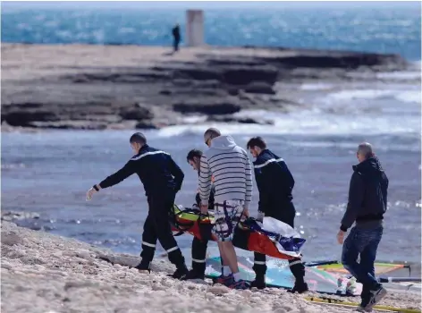  ??  ?? Ci-dessus: fin de session brutale pour un windsurfeu­r qui s’est blessé à la jambe.