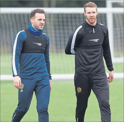  ?? Picture: SNS ?? FRIENDS REUNITED: James McFadden (left) welcomes Stephen Pearson back to Motherwell.