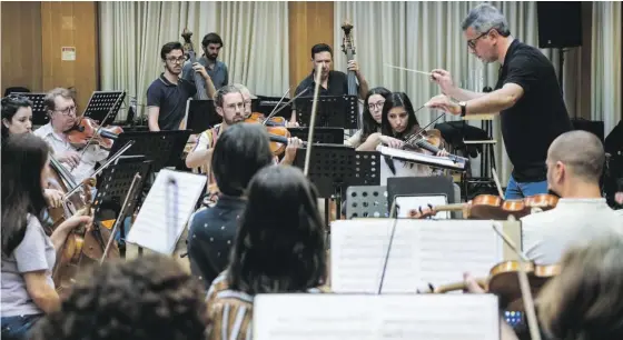  ?? ?? A Orquestra Metropolit­ana de Lisboa vai acompanhar os cantores FF e Anabela (à esq.).