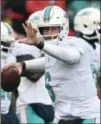  ?? ED ZURGA, THE ASSOCIATED PRESS ?? Miami Dolphins quarterbac­k Jay Cutler warms up before Sunday’s game against Kansas City.