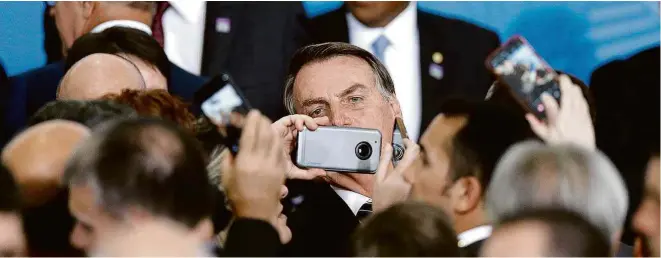  ?? Pedro Ladeira/Folhapress ?? O presidente Jair Bolsonaro (PSL), em cerimônia nesta terça (15) para a assinatura da medida provisória que garante a 13ª parcela do Bolsa Família, em Brasília