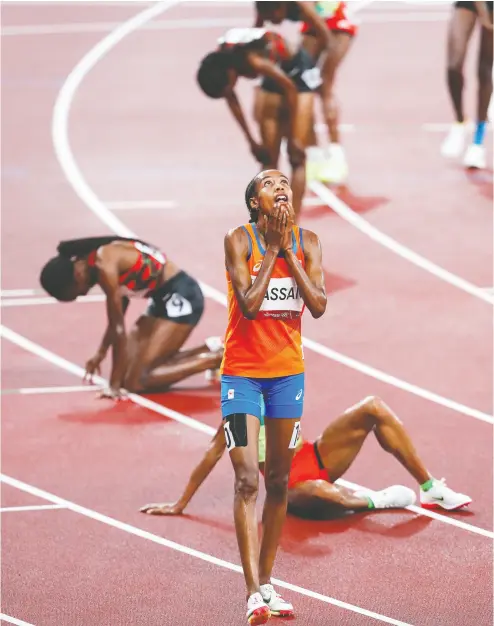  ?? ROGER SEDRES / GALLO IMAGES ?? Sifan Hassan of the Netherland­s wins the women’s 5,000-metre final on Monday in Tokyo ahead of
Hellen Obiri of Kenya, who took silver, and Ethiopia’s Gudaf Tsegay, who won the bronze medal.