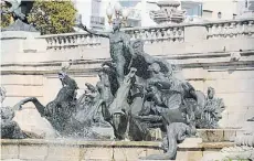  ??  ?? 4 Bravos. Entre enérgicos caballos, figuras masculinas representa­n al Río de la Plata y sus afluentes, el Uruguay y el Paraná. Como el ítem 2, integran el Monumento a los Dos Congresos.