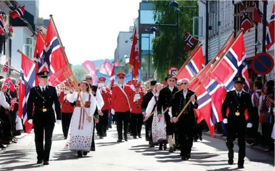  ?? FOTO: KJARTAN BJELLAND ?? Beredskaps­nivået på 17. mai er noe høyere enn i fjor, da dette bildet ble tatt. Publikum skal merke endringene minimalt, opplyser politiet.