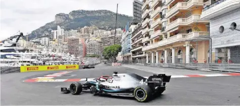  ?? AFP ?? Nachlassen­de Reifen: Weltmeiste­r Lewis Hamilton musste in Monaco für seinen vierten Saisonsieg hart kämpfen.