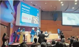  ?? ABC ?? La fundación Microfinan­zas BBVA recoge el premio Correspons­ables en Iberoaméri­ca en representa­ción de Bancamia