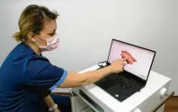  ??  ?? Neueste Technik: Der 3D-Scanner nimmt das ganze Gebiss auf. Für die meist jungen Patienten eine sehr schonende Form der Bildgebung.