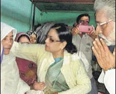  ?? RAHUL MONDAL ?? Trinamool Congress MP Kakoli Ghosh Dastidar consoles the wife of the victim.