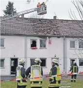  ?? FOTO: G. BERGER ?? Die Explosion in einem Reihenhaus am Wittlaerer Weg ist so stark gewesen, dass sich durch den Druck Dachziegel lösten.