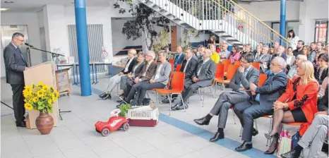  ?? SZ-FOTO: DKD ?? Vom Kollegium bekam Jürgen Haas ein ganzes Sammelsuri­um an Geschenken.