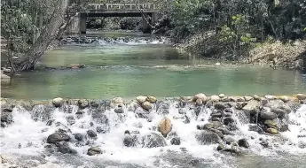  ??  ?? AFLUENTES. Este bello municipio les espera con sus aguas frescas para Semana Santa.