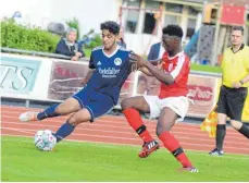  ?? FOTO: CHRISTIAN METZ ?? Der TSV Riedlingen und Tarik Mehidi (links) feiern gegen den SV Weingarten (re. Ibrahima Diallo) im Verbandspo­kal einen 6:0-Sieg. Am Samstag geht es nun gegen den TSV Berg.