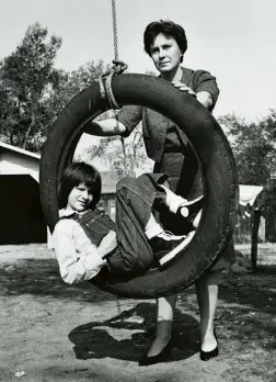  ??  ?? Mary Badham and Harper Lee on the set of the 1962 film