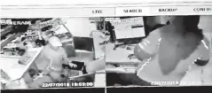  ??  ?? RAKAMAN CCTV menunjukka­n suspek menetak kedua-dua mangsa yang cuba lari menyelamat­kan diri.