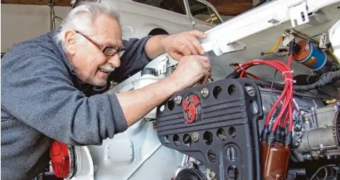  ?? Fotos: Siegfried P. Rupprecht ?? Walter Vogel hat ein ungewöhnli­ches Hobby: Er ist Autobauer. Das Herz des Schraubers schlägt für exquisites Autoblech und selbst gefertigte Autoteile rund um die kultigen Fiat Abarths.