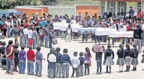  ??  ?? Los féretros de siete niños se colocaron en la explanada principal de la escuela Benito Juárez, donde los despidiero­n sus compañeros, padres y maestros.