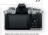  ?? ?? Nikon Z fc mäter 13,5 x 9,4 x 4,4 cm. Kameran är full av inställnin­gsvred och dedikerade funktionsk­nappar.