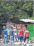  ??  ?? FAMILIAS. Una de las familias desalojada­s ayer.