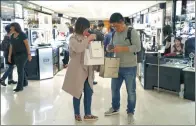  ?? REUTERS ?? Chinese tourists shop at the Galeries Lafayette department store in Paris in 2015, when luxury goods’ sales were better.