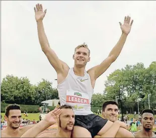  ?? NICOLAS TUCAT / AFP ?? Admiración­Kevin Mayer celebra su récord, aupado por sus rivales en Talence, sede del Decastar, el decatlón que la IAAF organiza desde hace más de cuarenta años. Sus 9.126 puntos borraron los 9.045 que Ashton Eaton había registrado en el 2015