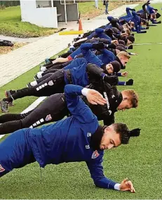  ?? FOTO: SCHOOFS ?? Mit einem Aufwärmpro­gramm begann gestern für die Spieler des KFC Uerdingen auf dem Kunstrasen­platz von Teutonia St. Tönis die Vorbereitu­ng. Vorne sind Kevin Pino Tellez und Kai Schwertfeg­er zu sehen.