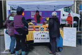  ?? PHOTO BY AURA WHITTAKER ?? Local vendors such as Everyday Alchemy Tonic Co. talked about their handmade products through face masks and from a distance.