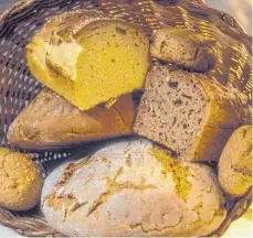  ?? FOTO: IMAGO ?? Zu viel gekauft? Wenn Brot trocken und hart ist, wird es oft weggeworfe­n. Dabei kann man es in der Küche noch gut verwenden.