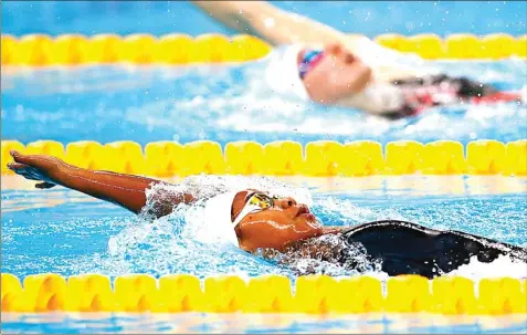  ?? AFP PHOTO ?? KENYANG PENGALAMAN: Perenang Indonesia Azzahra Permatahan­i saat tampil di Islamic Solidarity Games 2017 di Baku, Azerbaijan, Juni lalu.