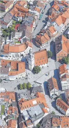  ?? ARCHIVFOTO: ROLAND RASEMANN ?? Blick auf die Innenstadt von Ravensburg: In Deutschlan­d wird für mehr als 35 Millionen Grundstück­e Grundsteue­r erhoben – das Geld kommt den Kommunen zugute.