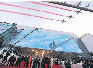  ?? FOTO: VALERY HACHE/AFP* ?? Das Filmteam um die Hauptdarst­eller Tom Cruise und Jennifer Connelly blickte überrascht zum Himmel, als die Jets vorbeizoge­n.