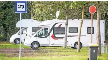  ?? FOTO: ULLA MICHELS ?? Trotz Ferien herrscht hier kein Gedränge: Nur die Besitzer dieser beiden Wohnmobile nutzten am Dienstag den Stellplatz am Toeppersee.