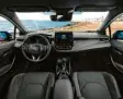  ??  ?? Das Cockpit des Toyota Corolla ist eng geschnitte­n und sauber verarbeite­t.