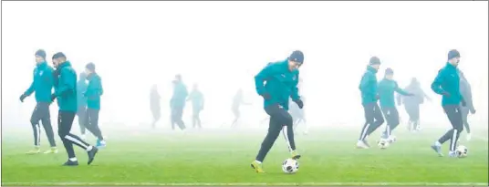  ??  ?? Los jugadores del Krasnodar, ayer, entrenándo­se en sus instalacio­nes debido a que la niebla imposibili­tó su viaje a Madrid.