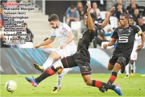  ??  ?? PEMAIN tengah Marseille Morgan Sanson (kiri) menjaringk­an gol tunggal pasukannya ketika tewas kepada Rennes 3-1 pada Ahad.
- Gambar AFP
